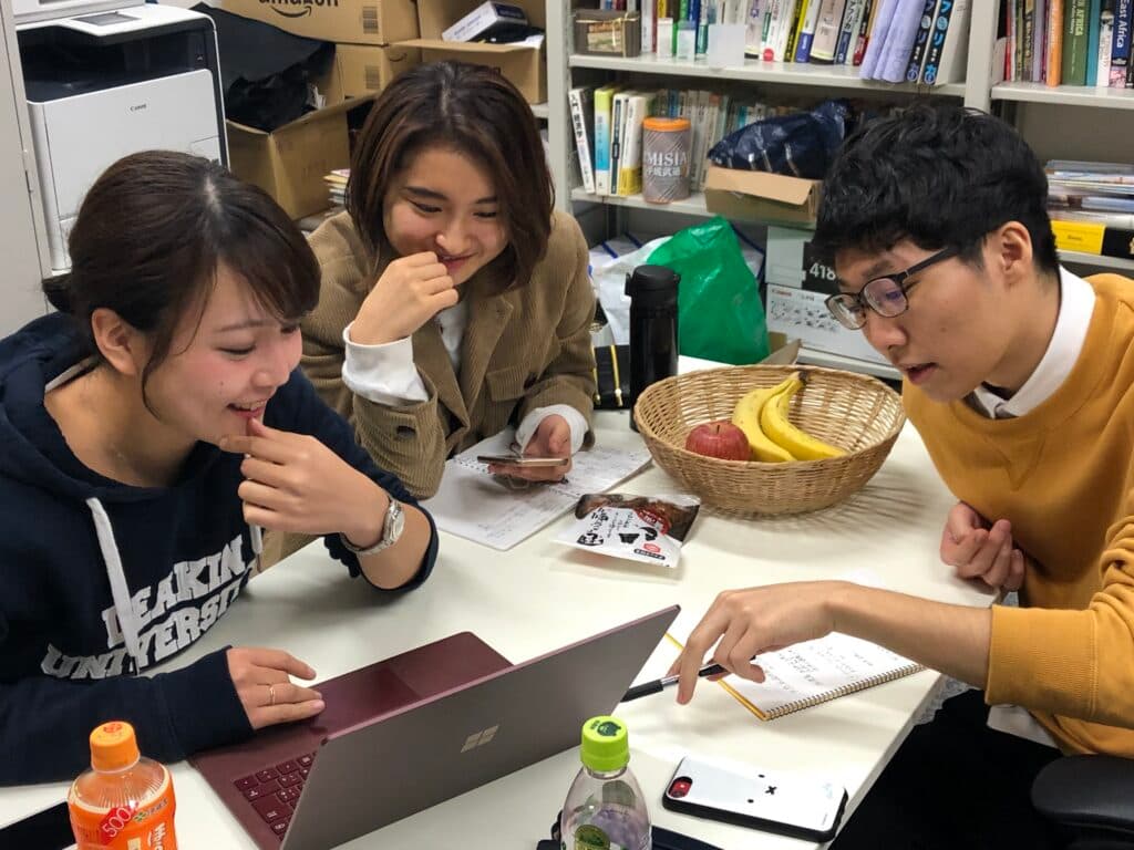 学生のコミュニケーションしている画像