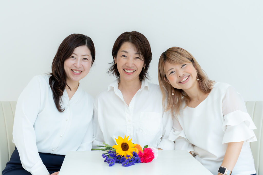 say smile アカデミーのお三方の写真です。左から柚木さん、並木さん、田原さん、と３人が横並びで写っています。